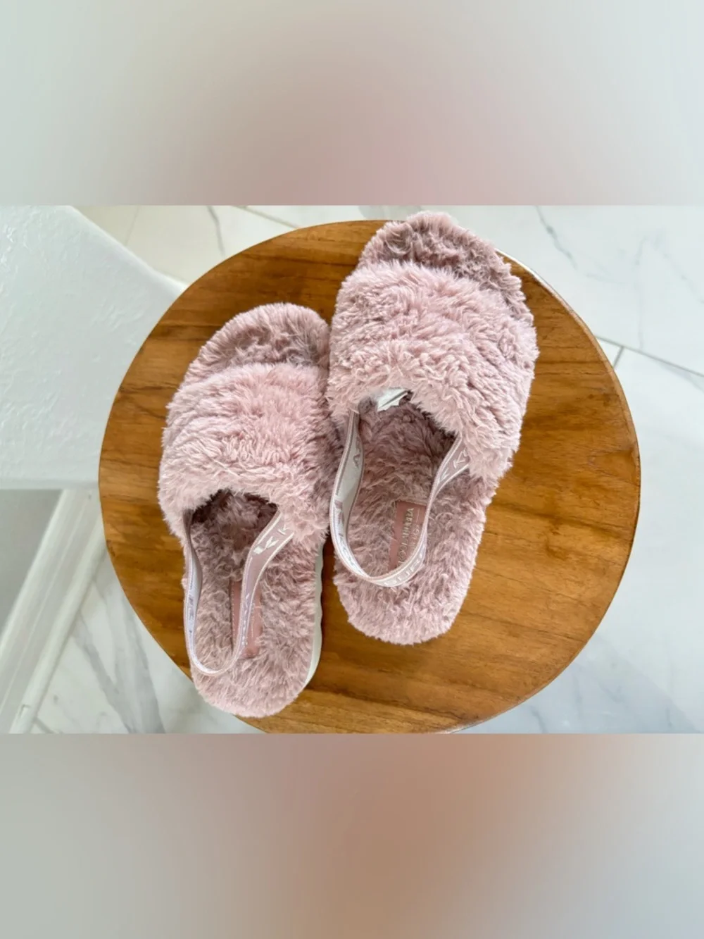 Koolaburra by UGG Pink Fuzzy Slide and cozy Sandals with Elastic Back Strap EUC